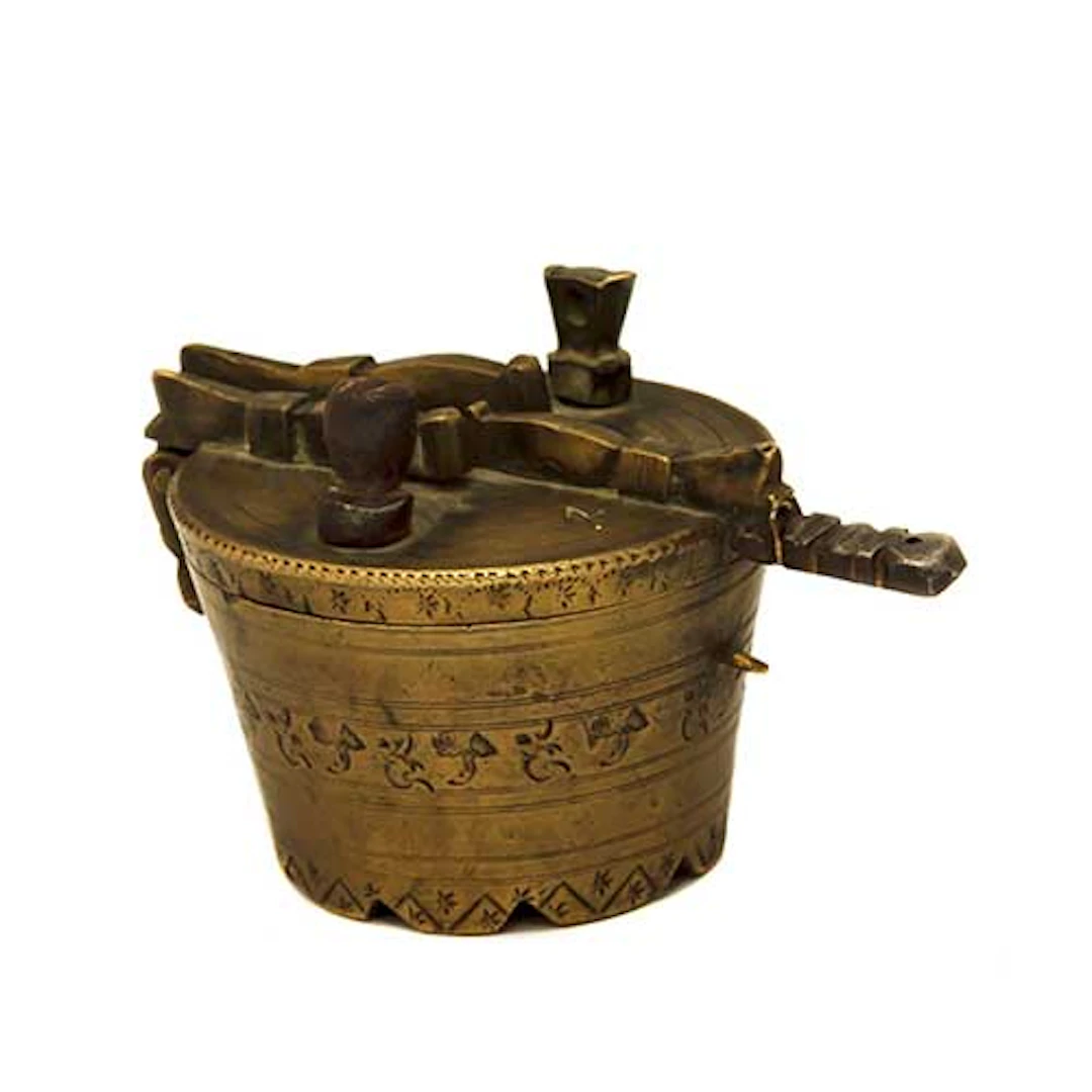 Ponderal en bronce con marcas y grabados de temas florales. s. XVIII