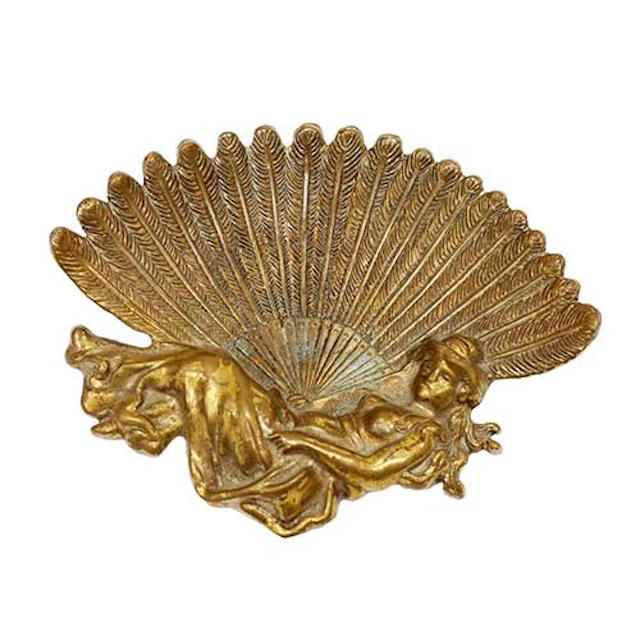 Dama con abanico en bronce.