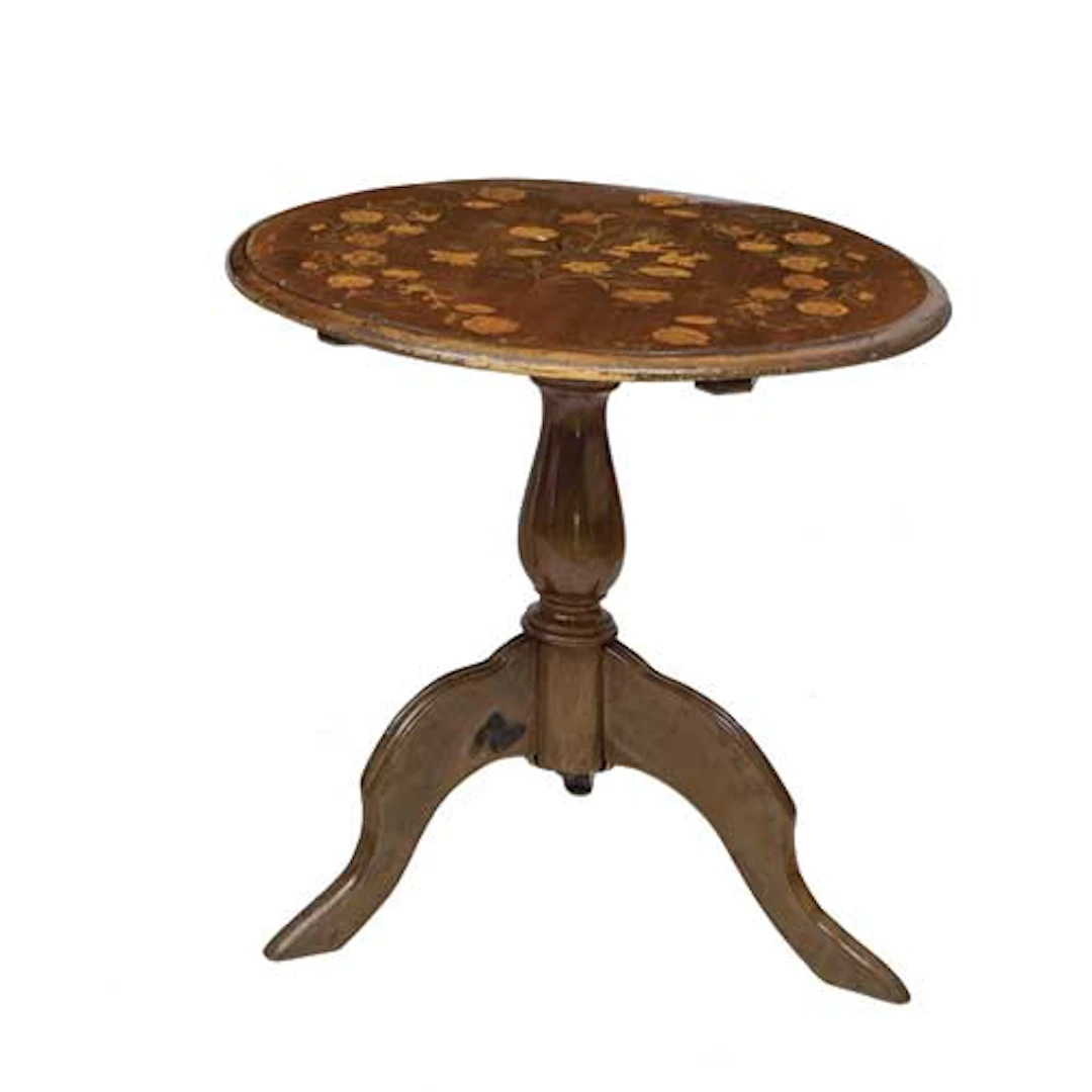 Mesa auxiliar redonda con tapa de marquetera floral y pie central.