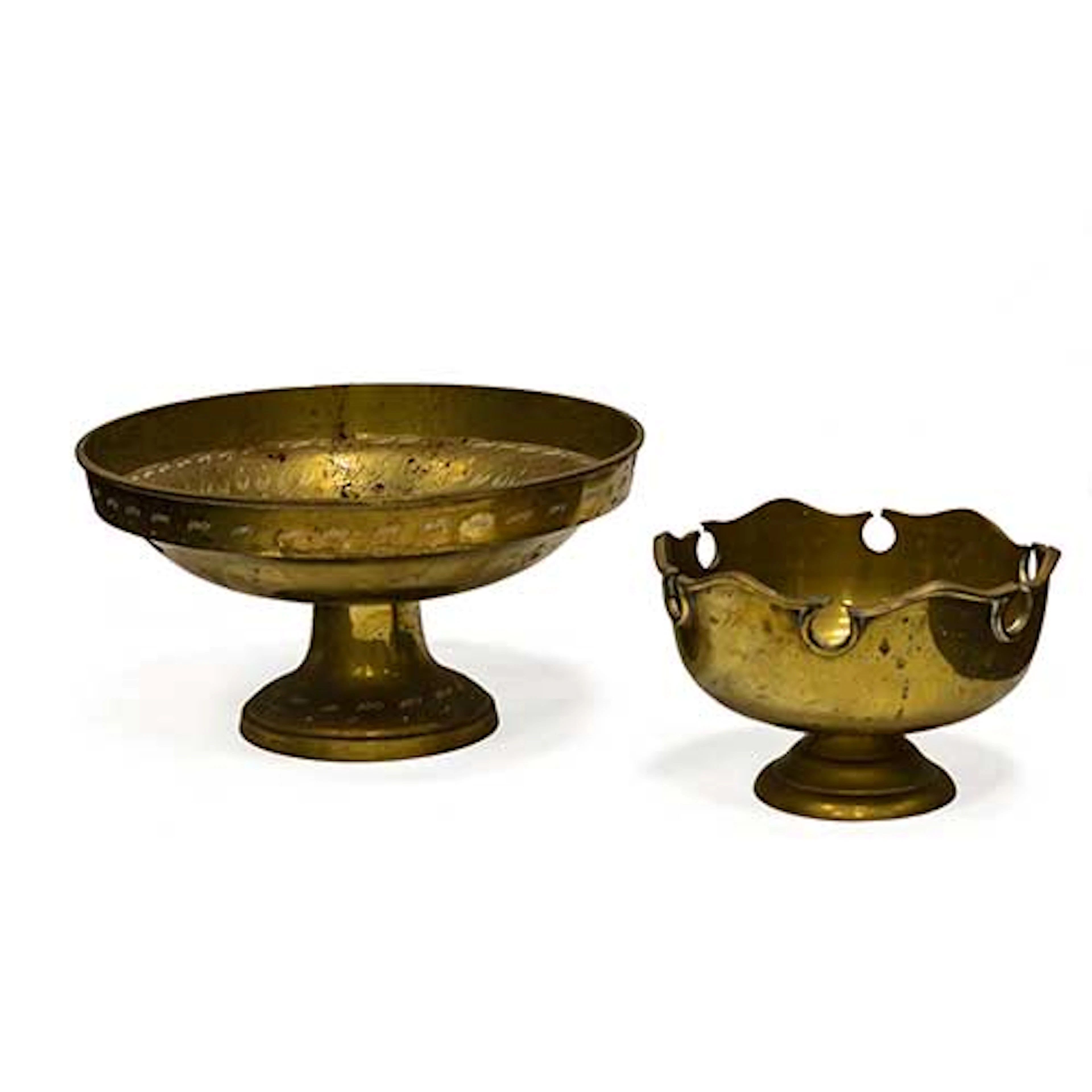 Lote de dos centros de mesa dorados realizados en bronce.
