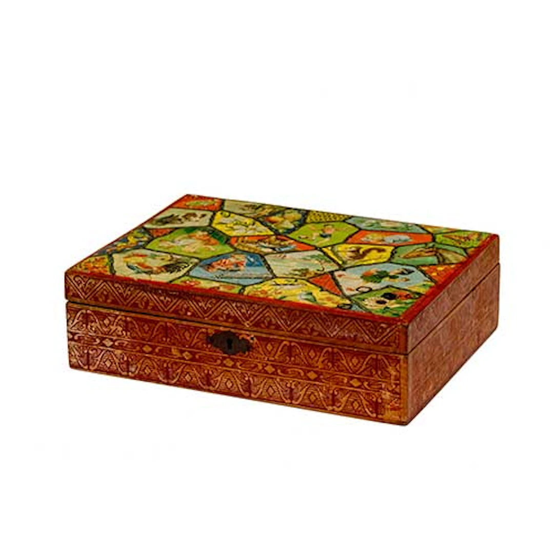 Caja en madera con tapa decorada con lmina adherida y motivos infantiles