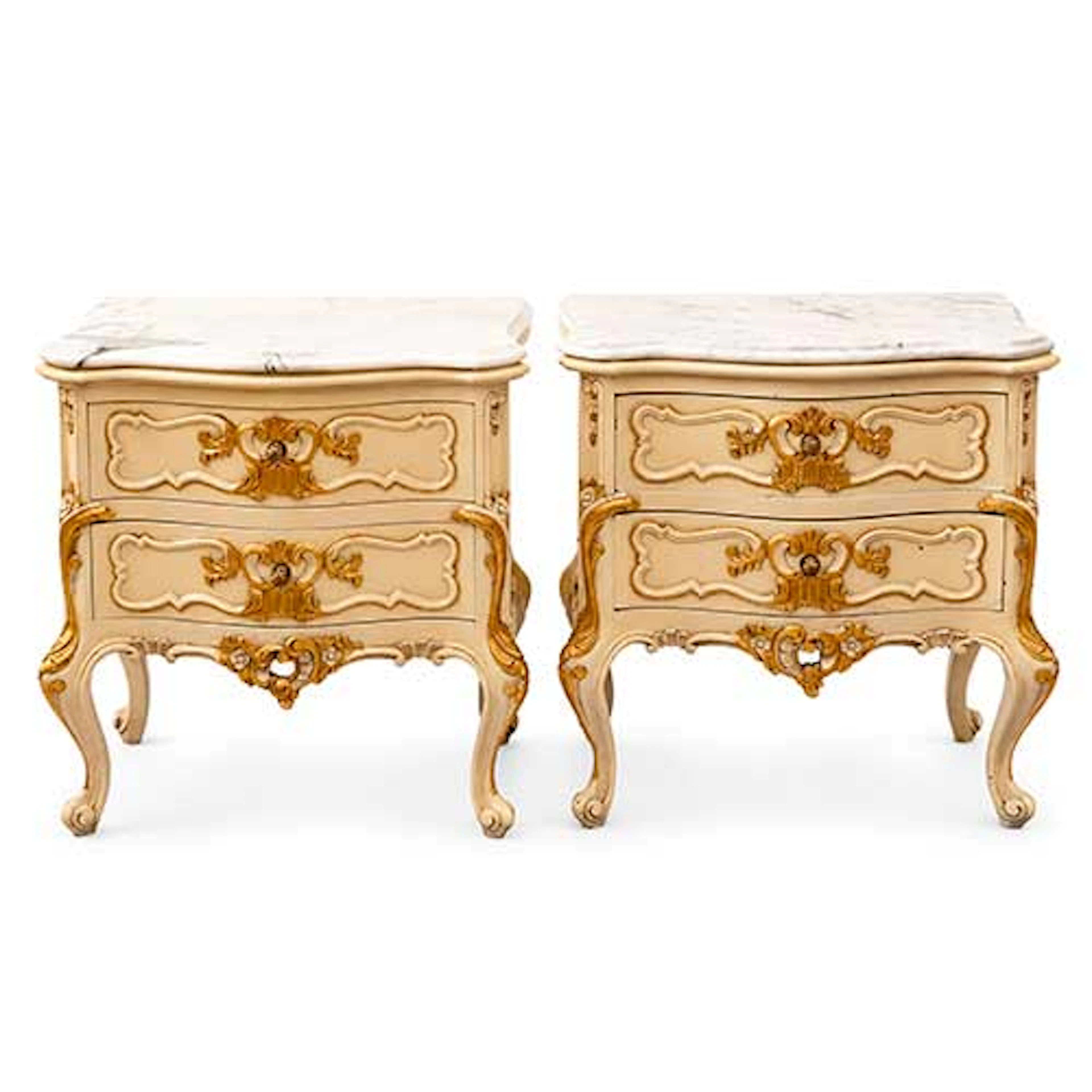 Pareja de mesillas estilo Luis XV en madera lacada y dorada, con tapa