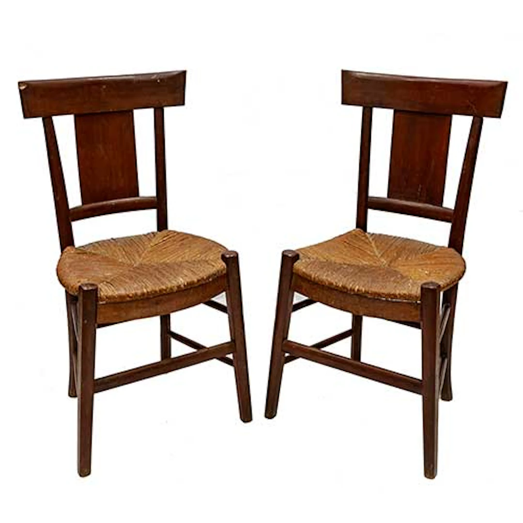 Pareja de sillas fernandinas en madera con respaldo de enea.