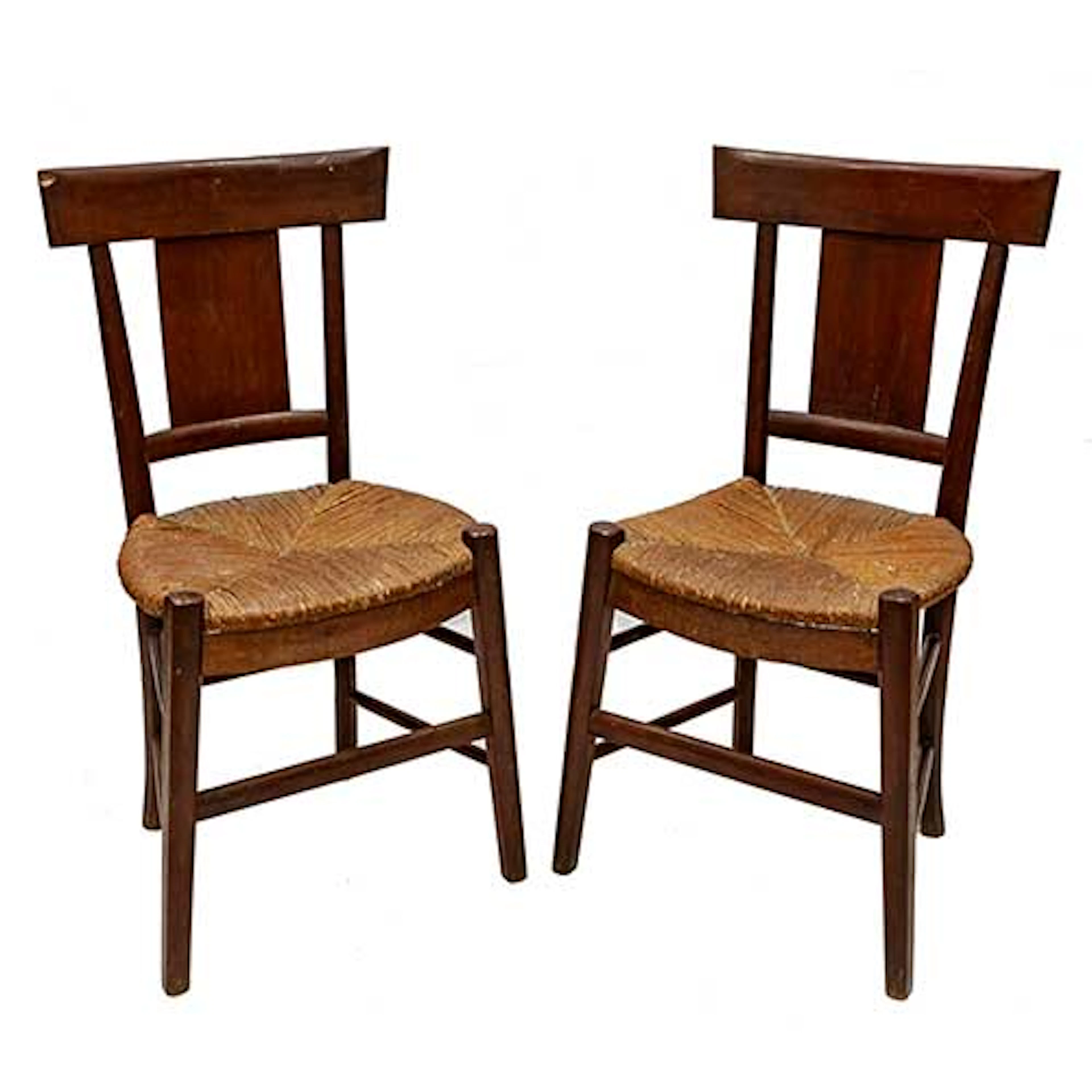 Pareja de sillas fernandinas en madera con respaldo de enea.
