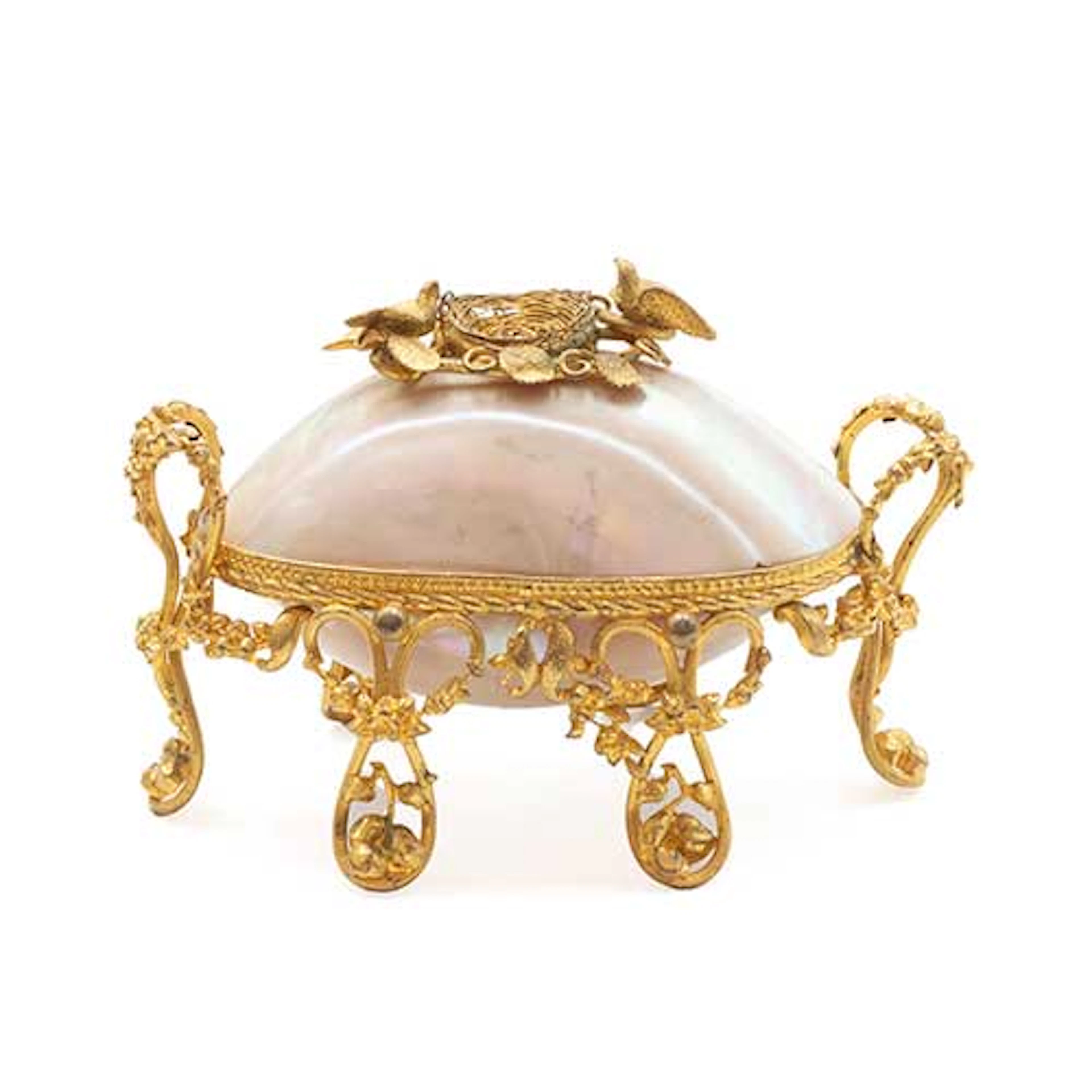 Joyero en metal dorado y conchas de ncar