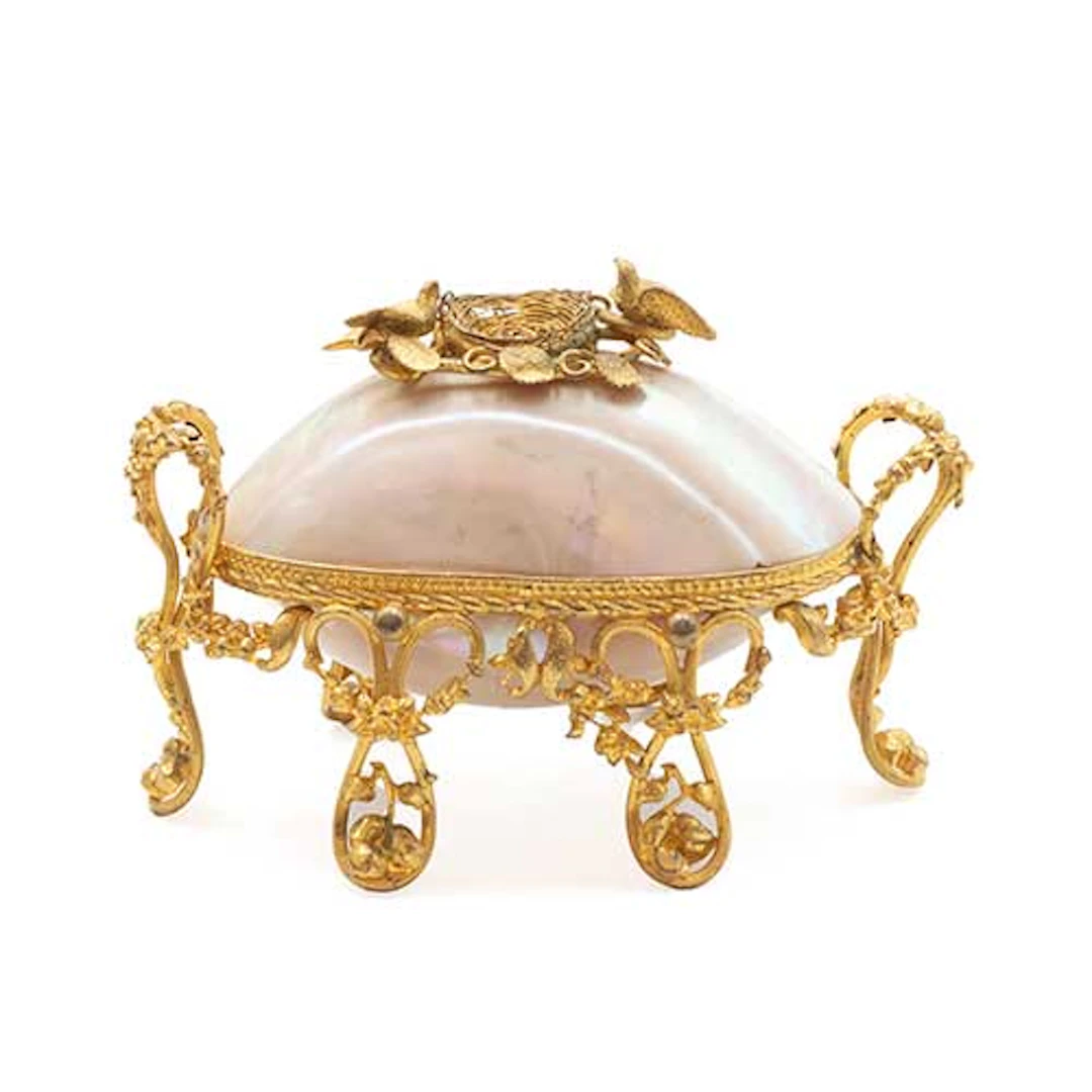 Joyero en metal dorado y conchas de ncar
