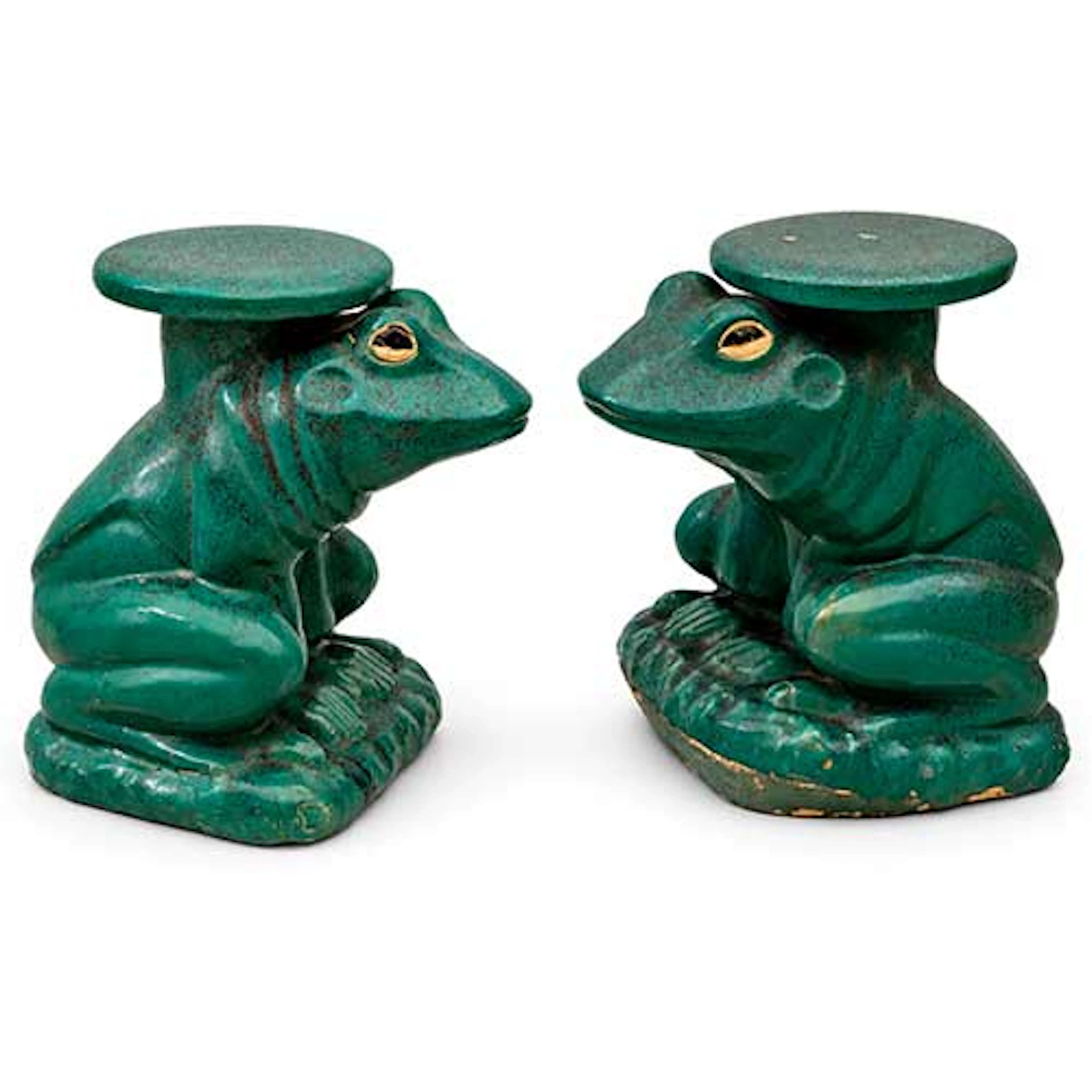 Dos asientos de jardn en cermica vidriada con forma de rana.