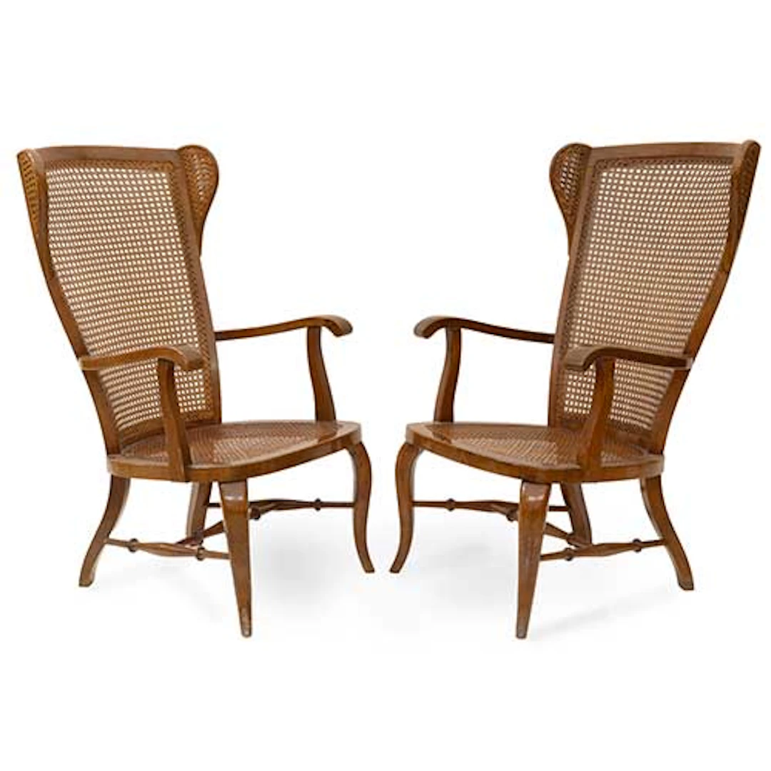 Dos sillones orejeros en rejilla y madera patinada