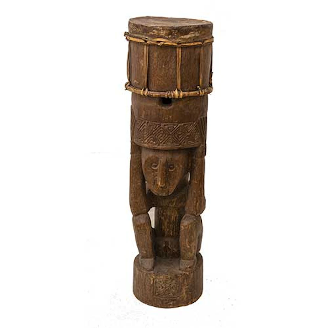 Tambor africano con forma tubular realizado en madera y piel.