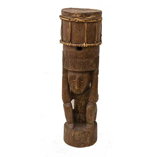 Tambor africano con forma tubular realizado en madera y piel.