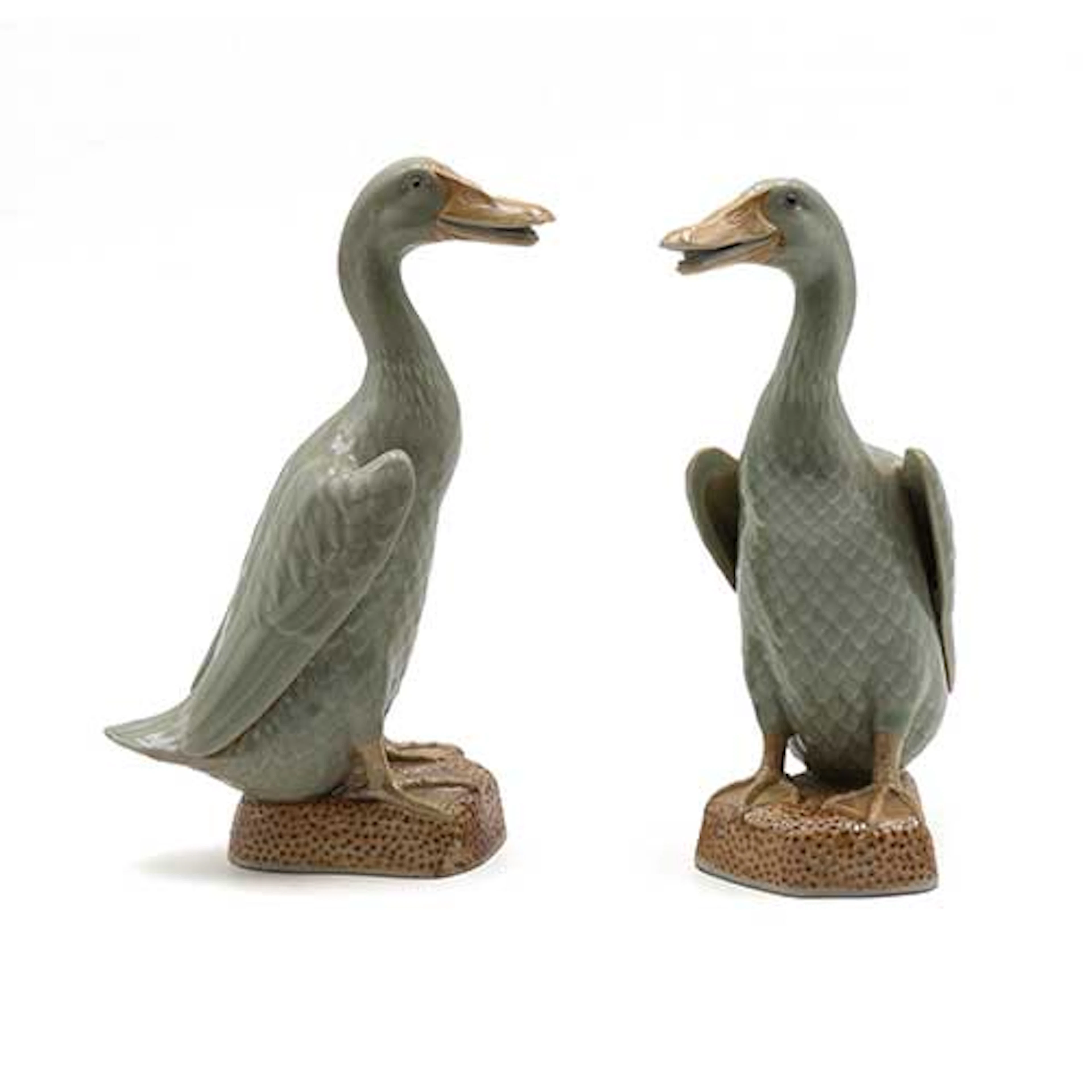 Pareja de patos en porcelana policroma, uno consolidado