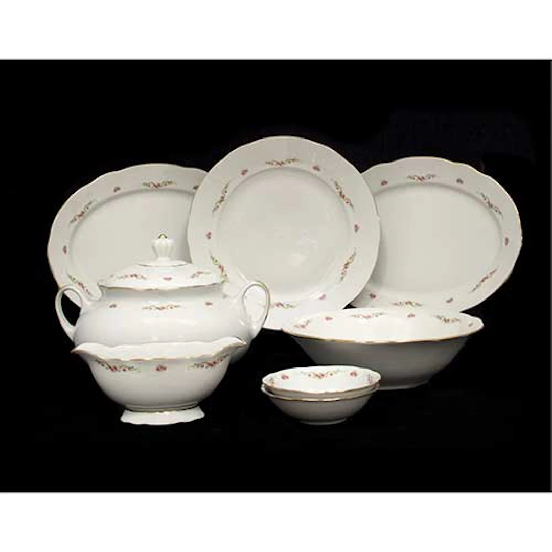 Vajilla en porcelana con ribetes dorados y decoracin floral en el ala
