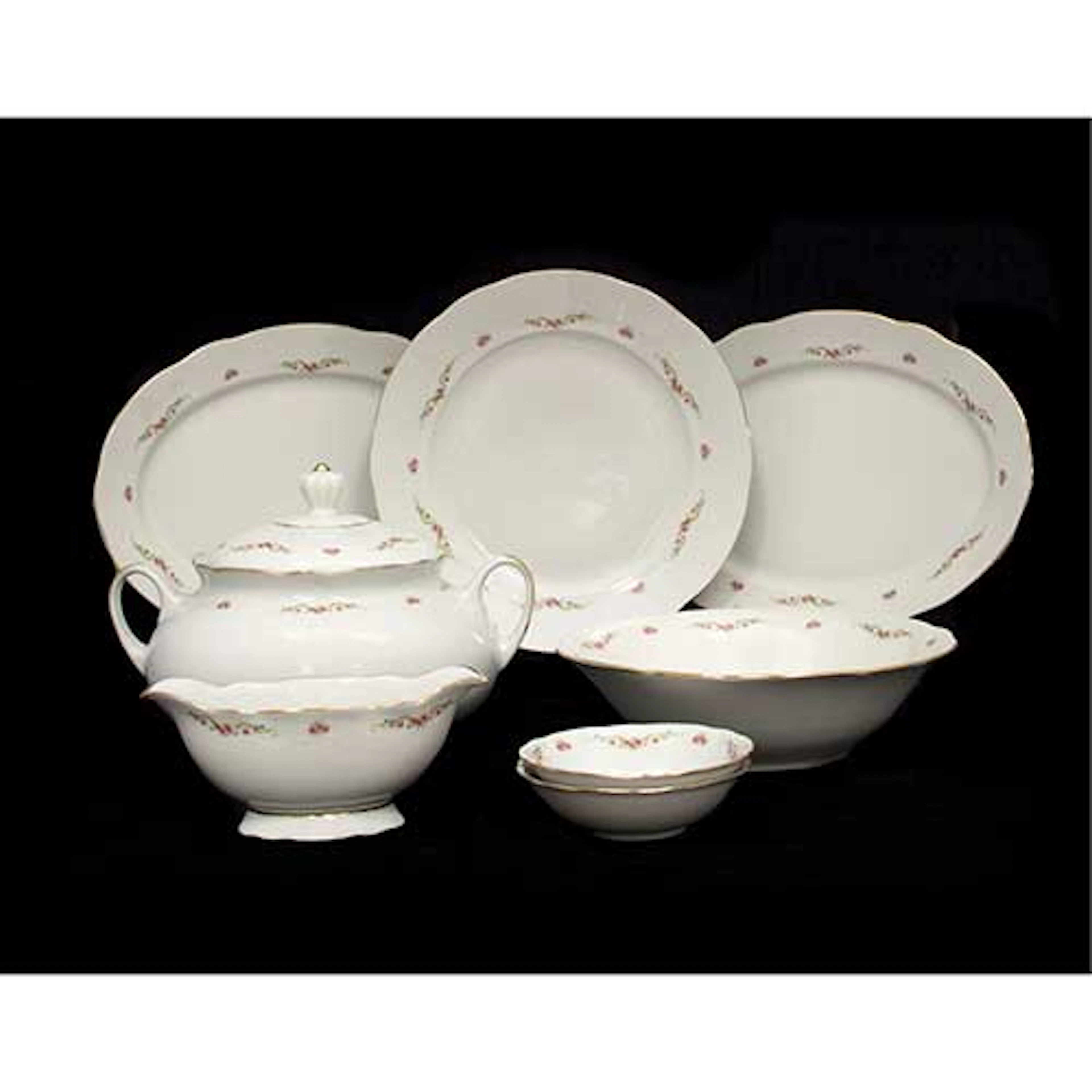Vajilla en porcelana con ribetes dorados y decoracin floral en el ala