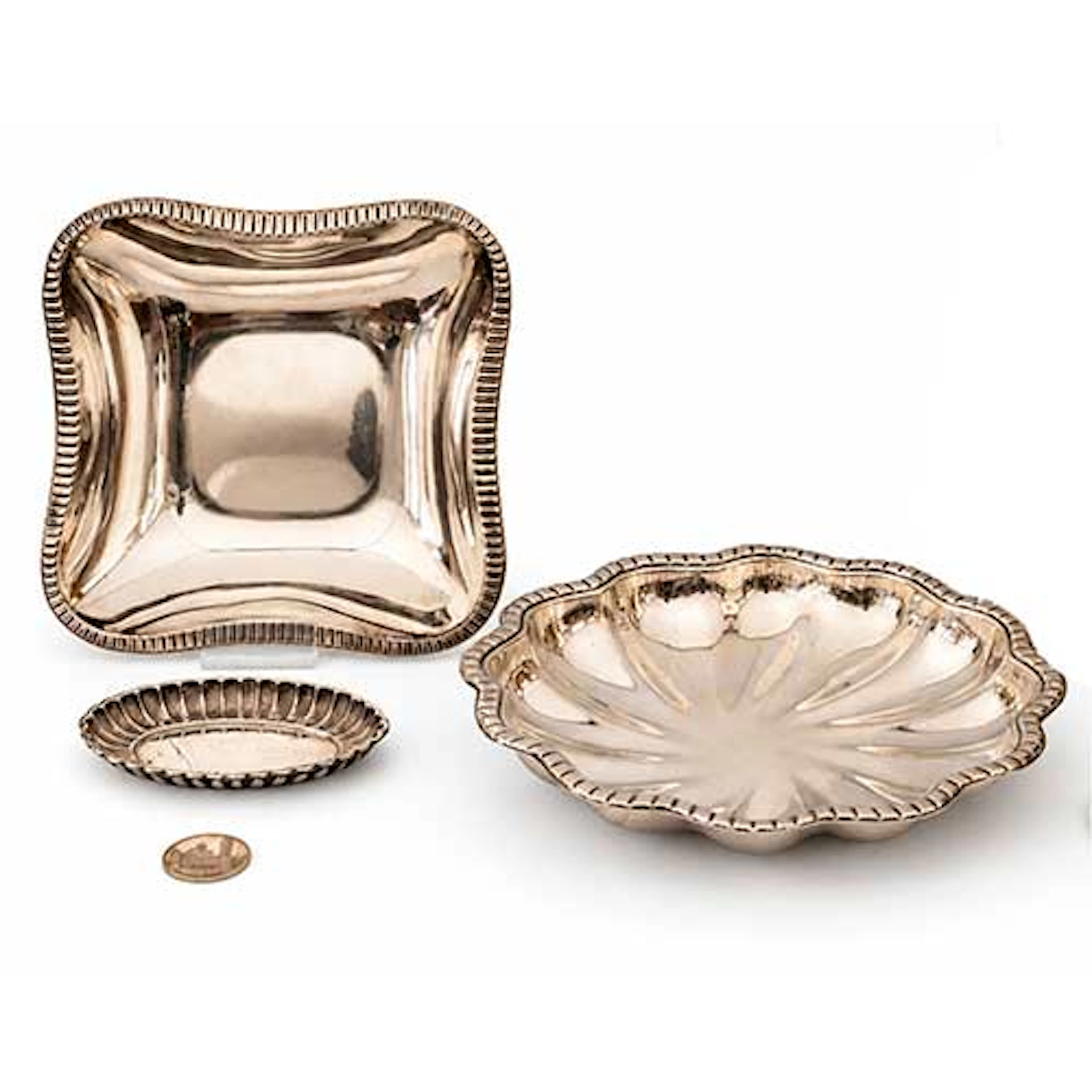 Lote de tres bandejas en plata y moneda de centenario