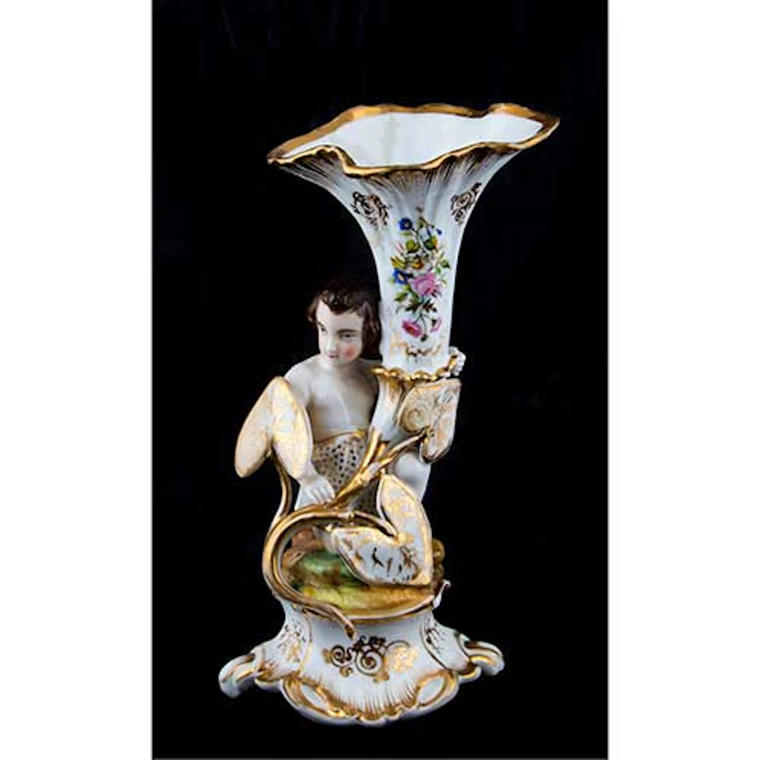 Jarrn de porcelana con figura de nio y cuerno de la abundancia, s. XIX.