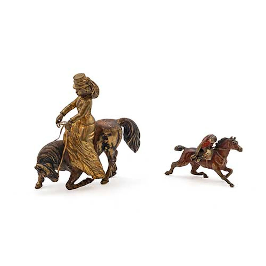 Lote de dos bronces, amazona con caballo en postura de rodillas para
