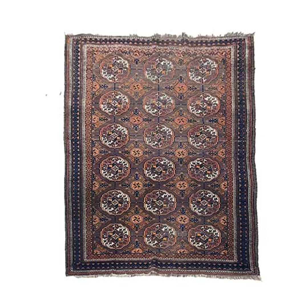 Alfombra oriental antigua con desgastes.