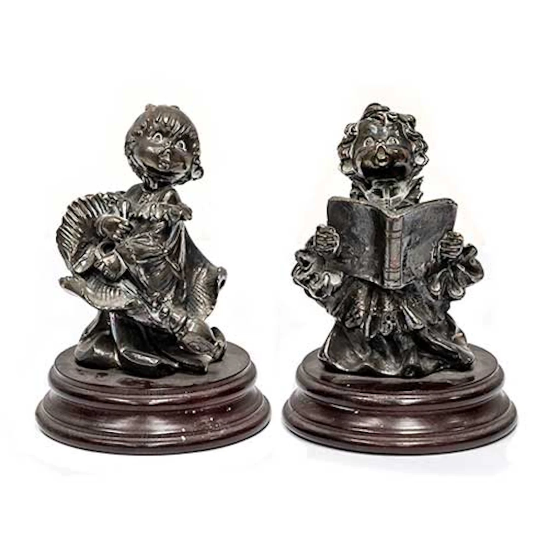 Pareja de monaguillos en metal plateado sobre peanas de madera.