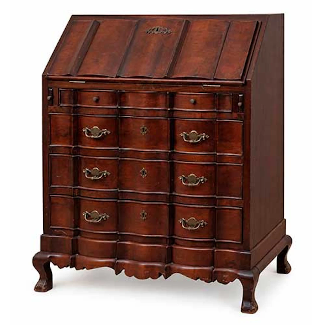 Bureau de estilo Jorge III en madera patinada con herrajes de bronce.Siglo XX