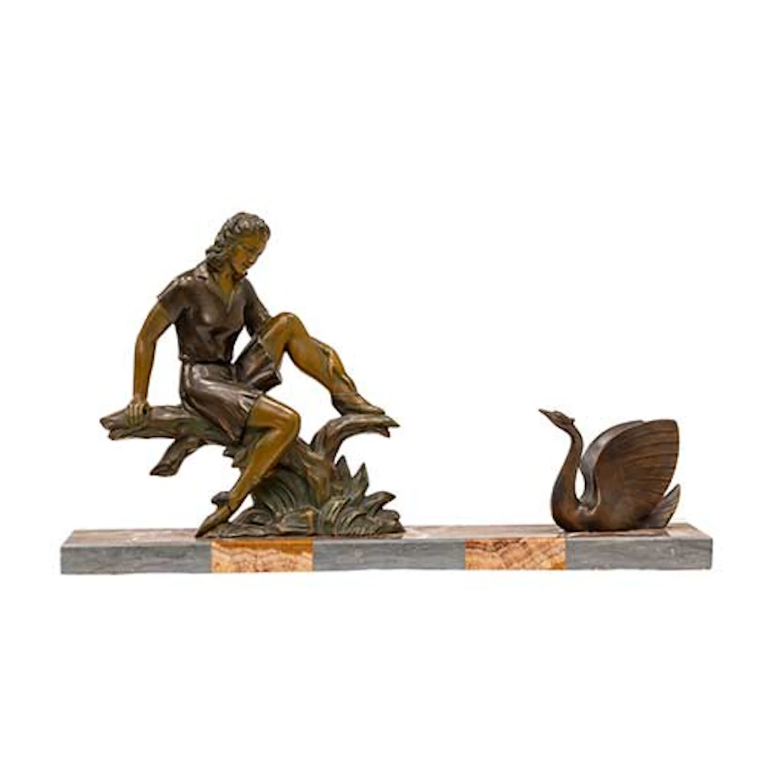 Escultura Dec en calamina patinada sobre base de mrmol hacia 1920.