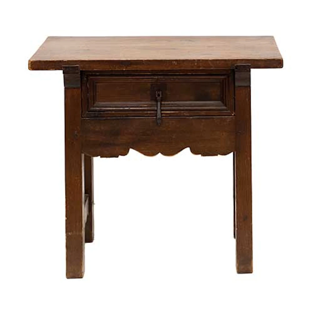 Mesa rstica en madera de pino con un cajn.