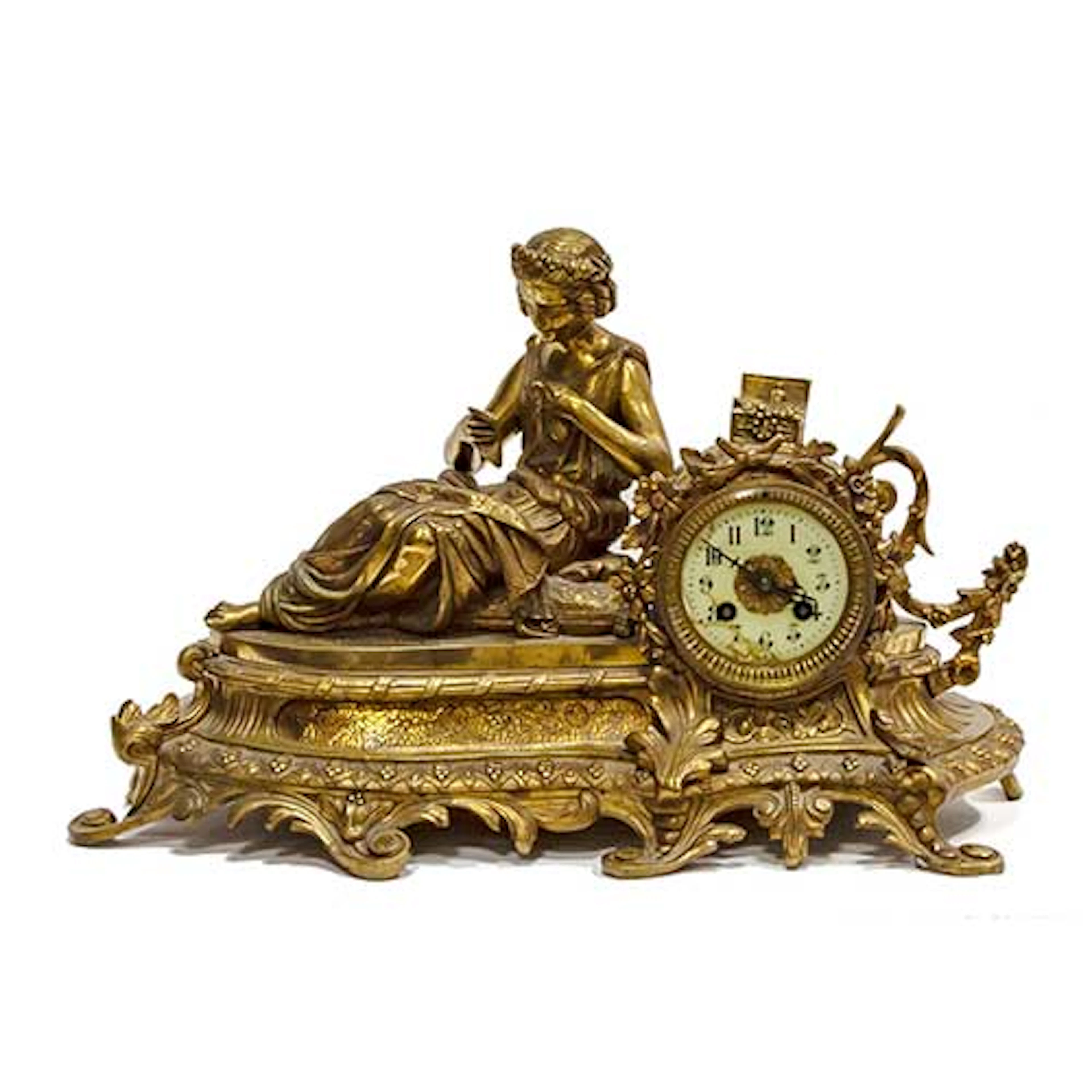 Reloj en bronce dorado con figura recostada leyendo, esfera en esmalte