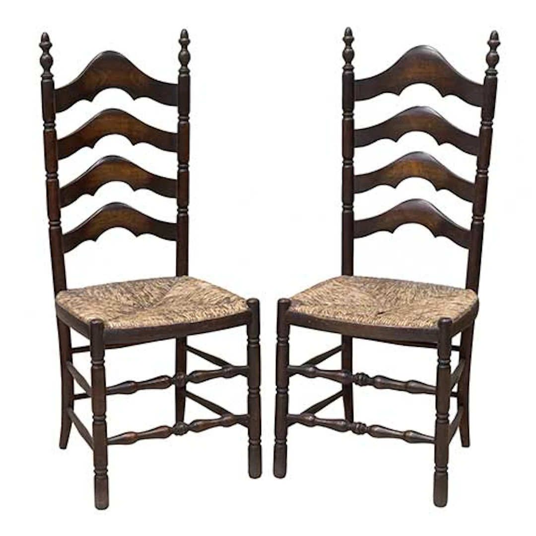 Pareja de sillas con respaldo alto y asiento en enea.