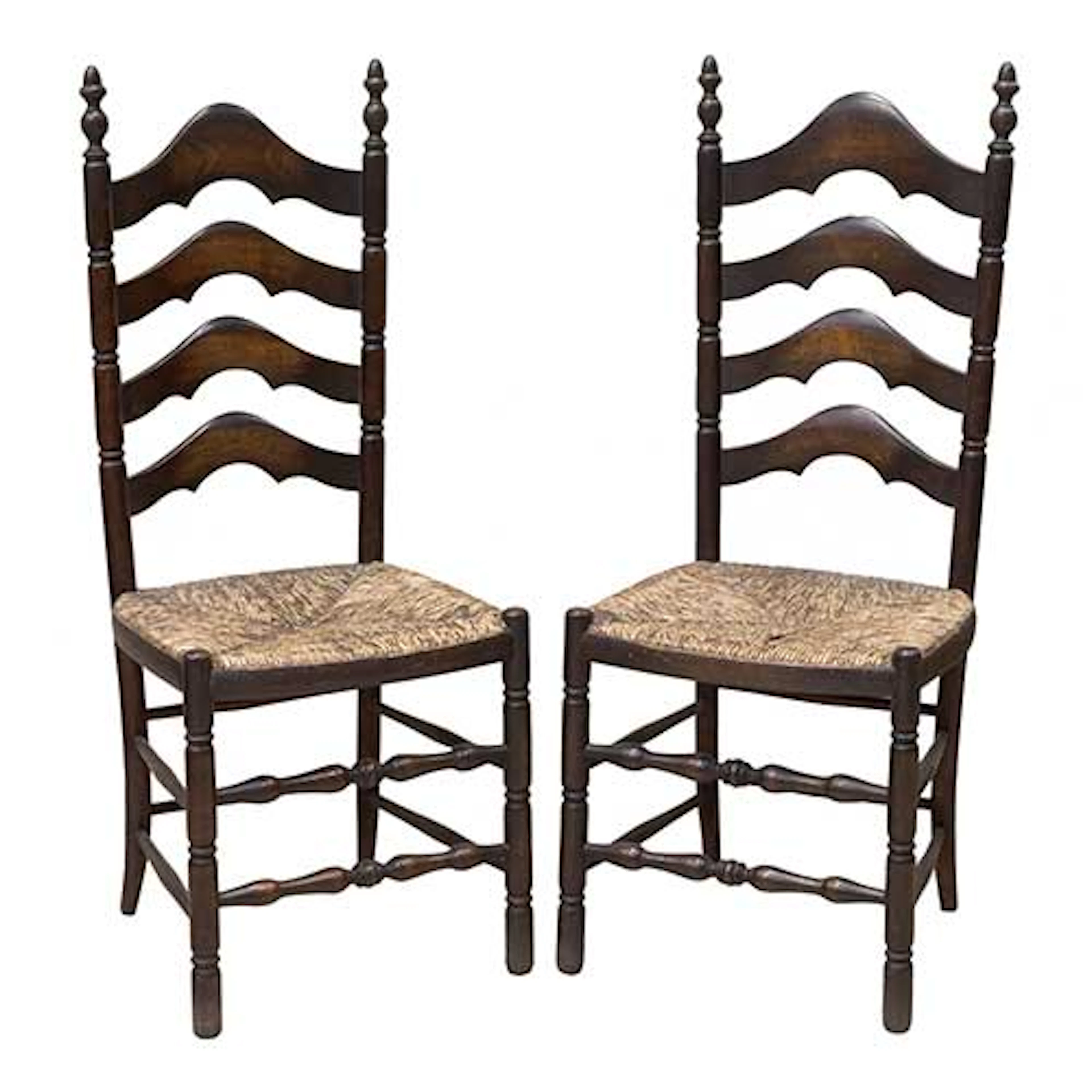 Pareja de sillas con respaldo alto y asiento en enea.