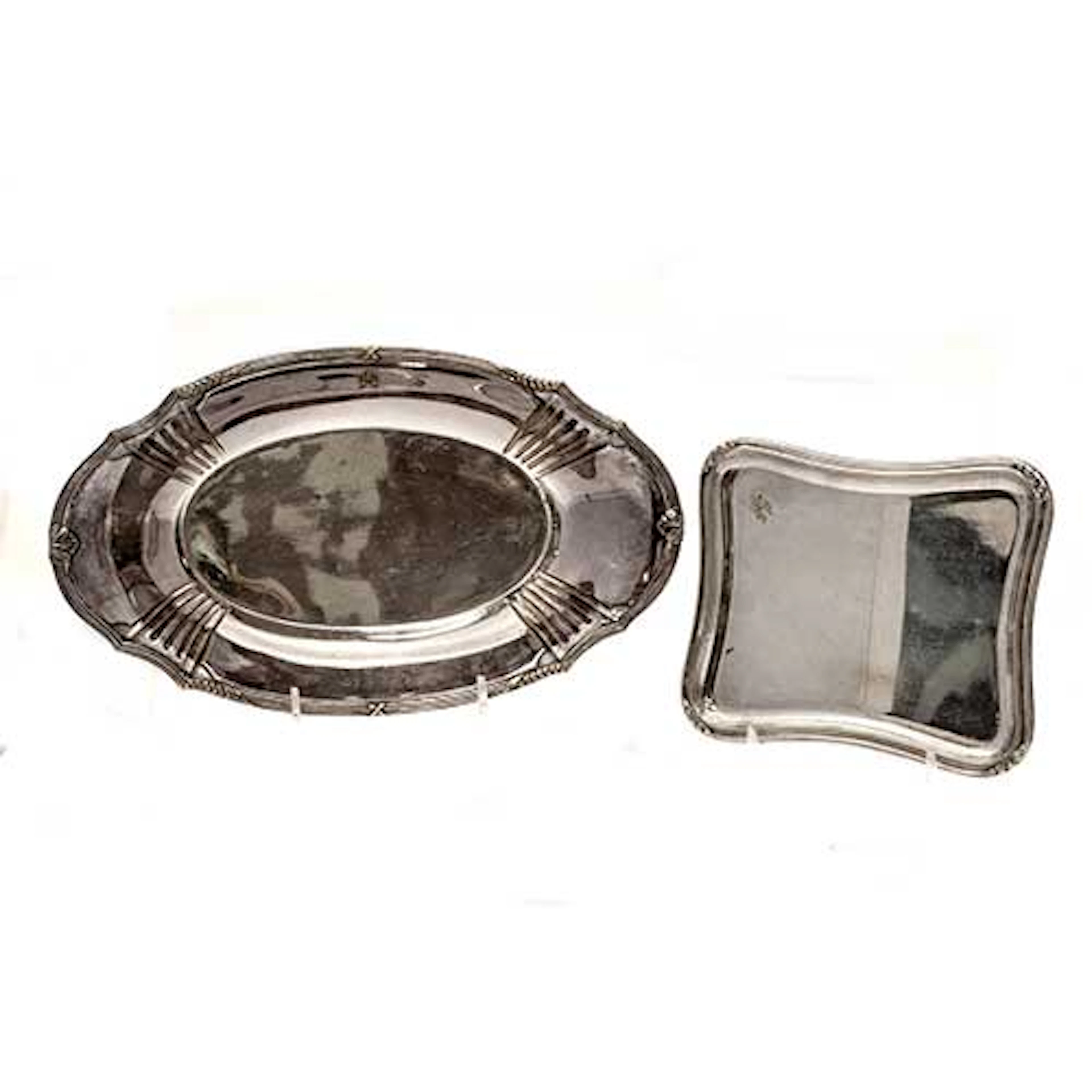 Lote de dos bandejas, una oval y otra cuadrangular en metal plateado