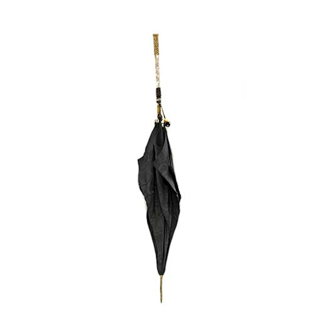 Antiguo parasol negro con mango de bronce y ncar.
