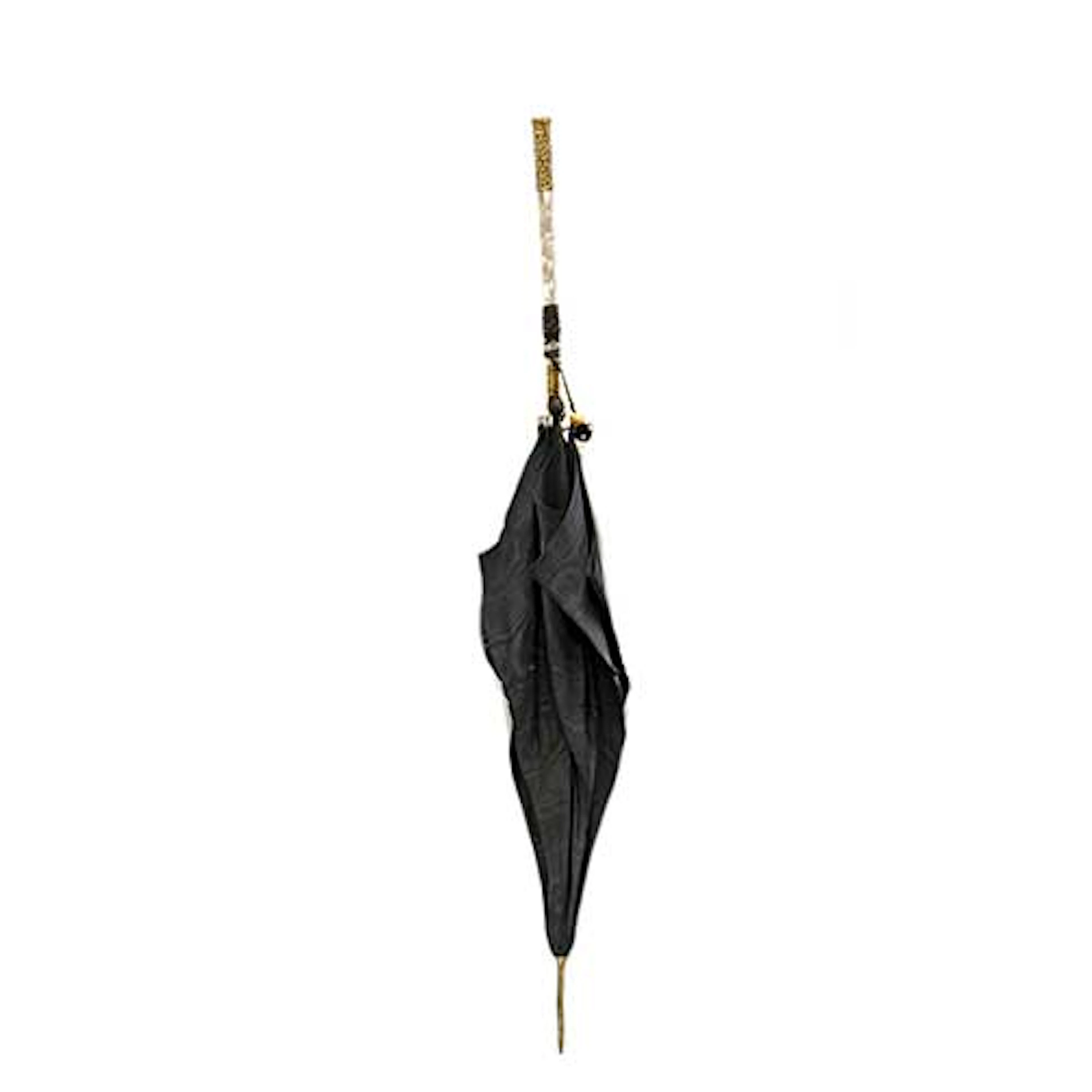 Antiguo parasol negro con mango de bronce y ncar.