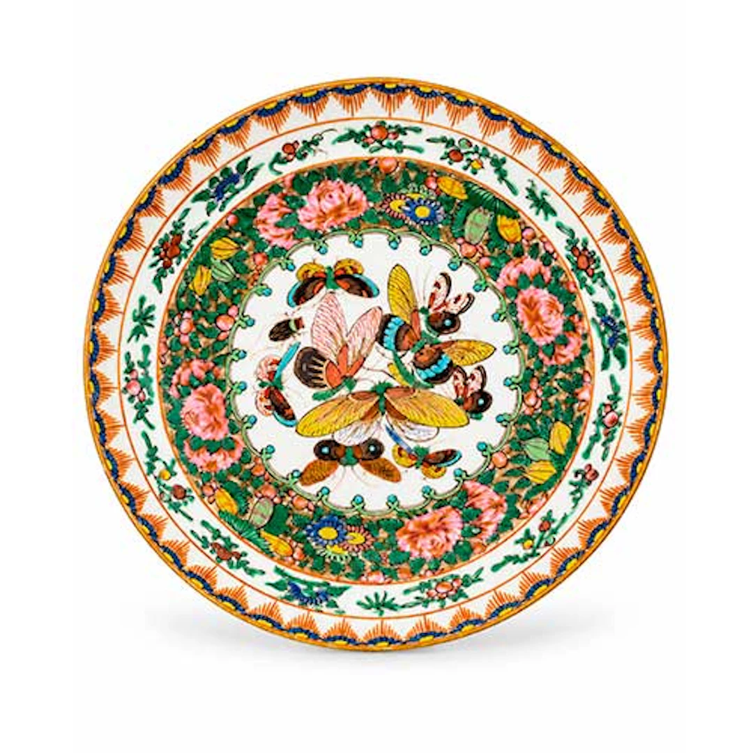 Plato en porcelana china de Cantn con decoracin floral y mariposas