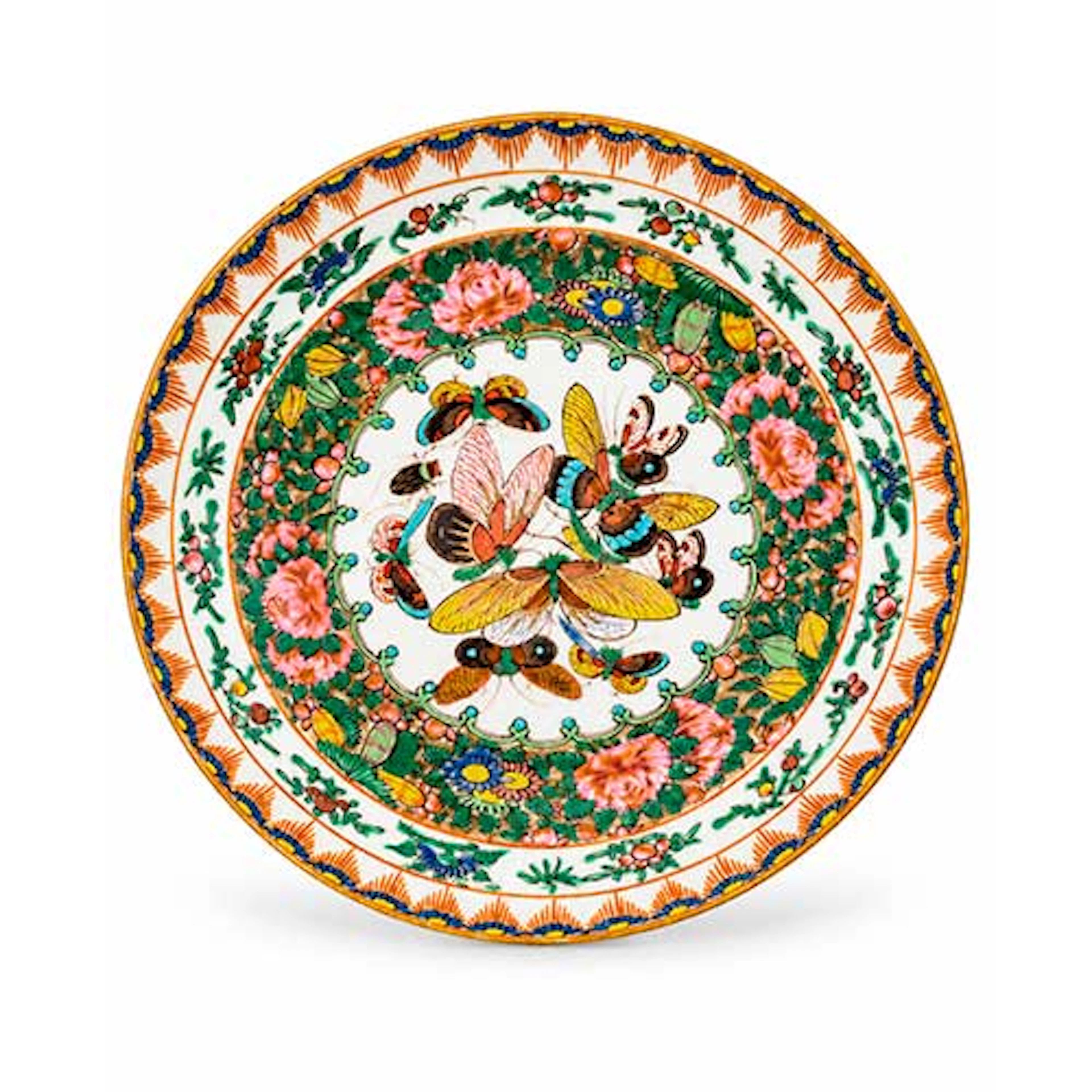 Plato en porcelana china de Cantn con decoracin floral y mariposas
