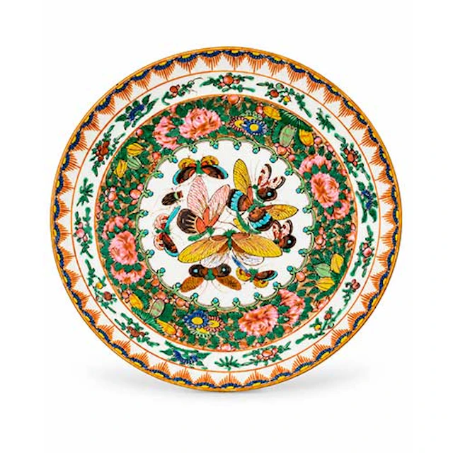 Plato en porcelana china de Cantn con decoracin floral y mariposas