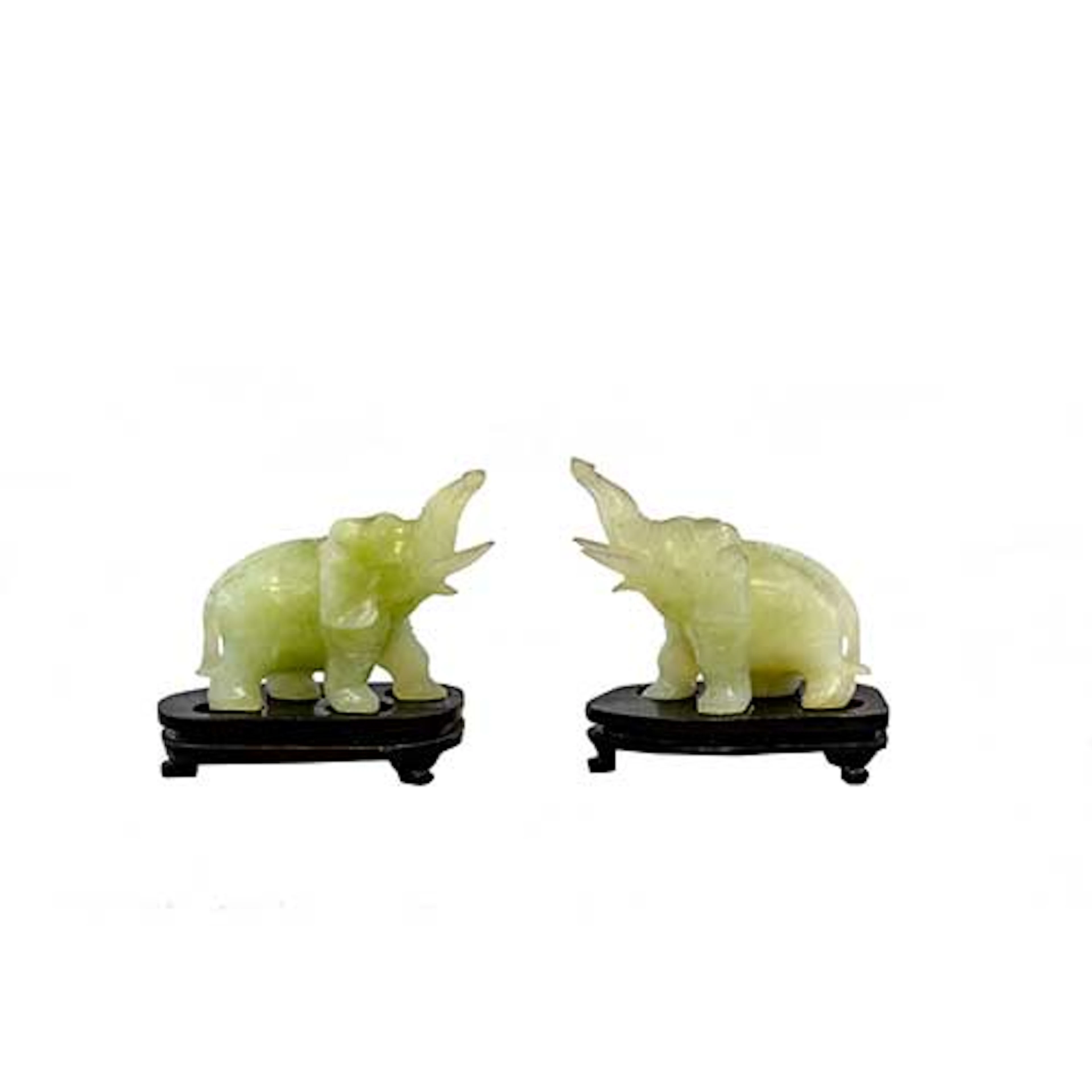 Pareja de elefantes tallados en jade