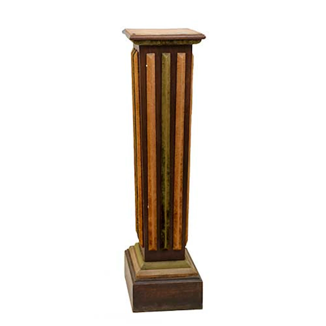 Pedestal en madera con bandas de tercipelo.