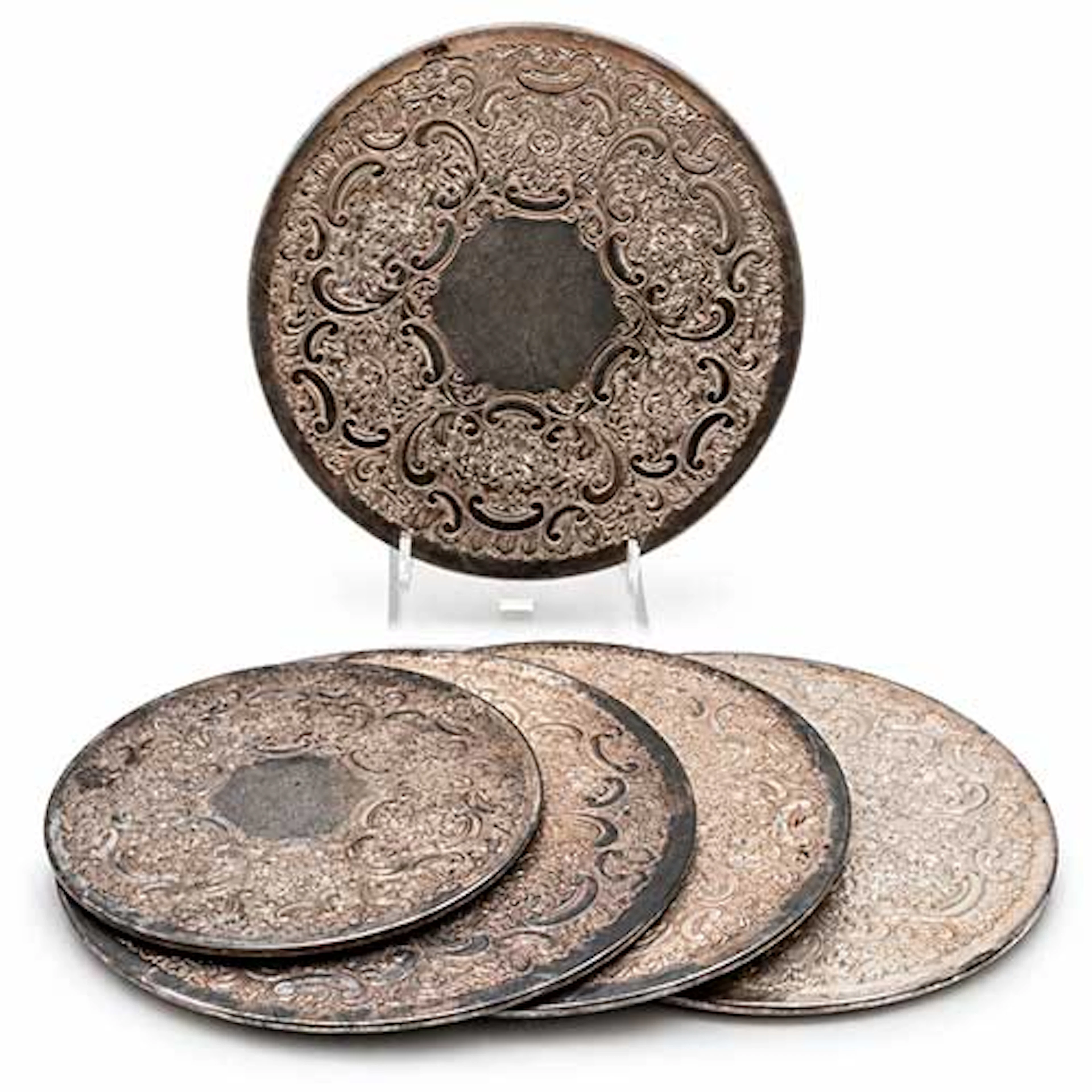 Cuatro salvamanteles de 23 cm y uno de 18 cm en metal cincelado con