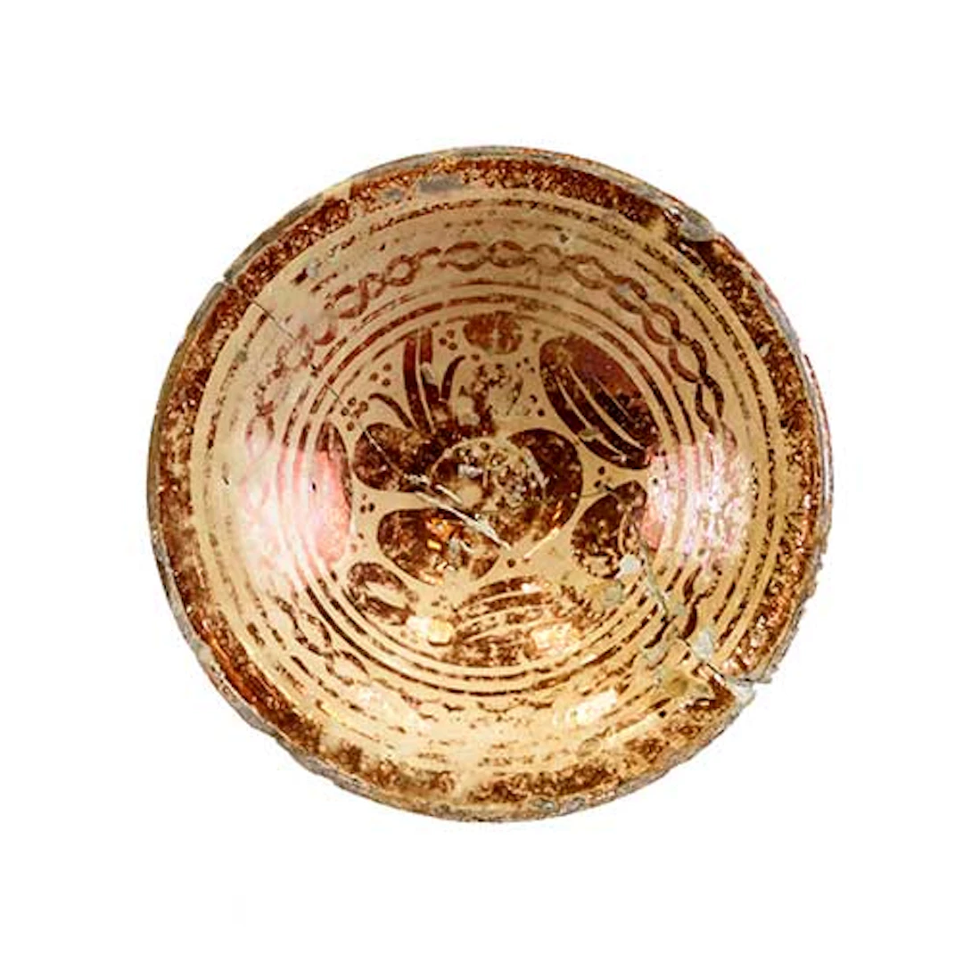 Plato decorativo en cermica de Manises con reflejos, s. XVIII
