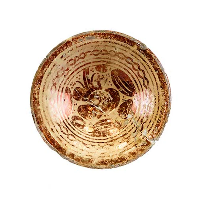 Plato decorativo en cermica de Manises con reflejos, s. XVIII