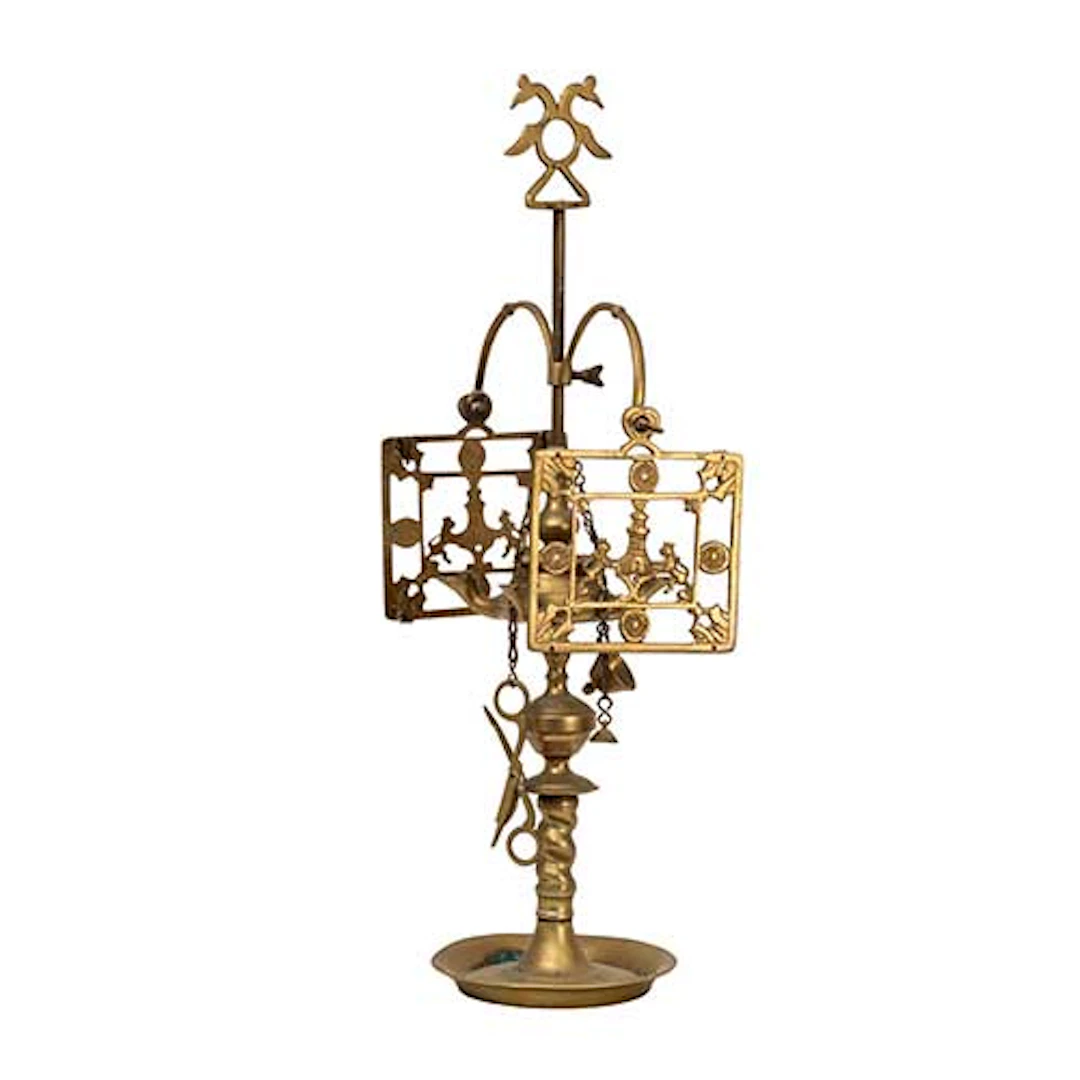 Veln en bronce con apagavelas y tijeras.