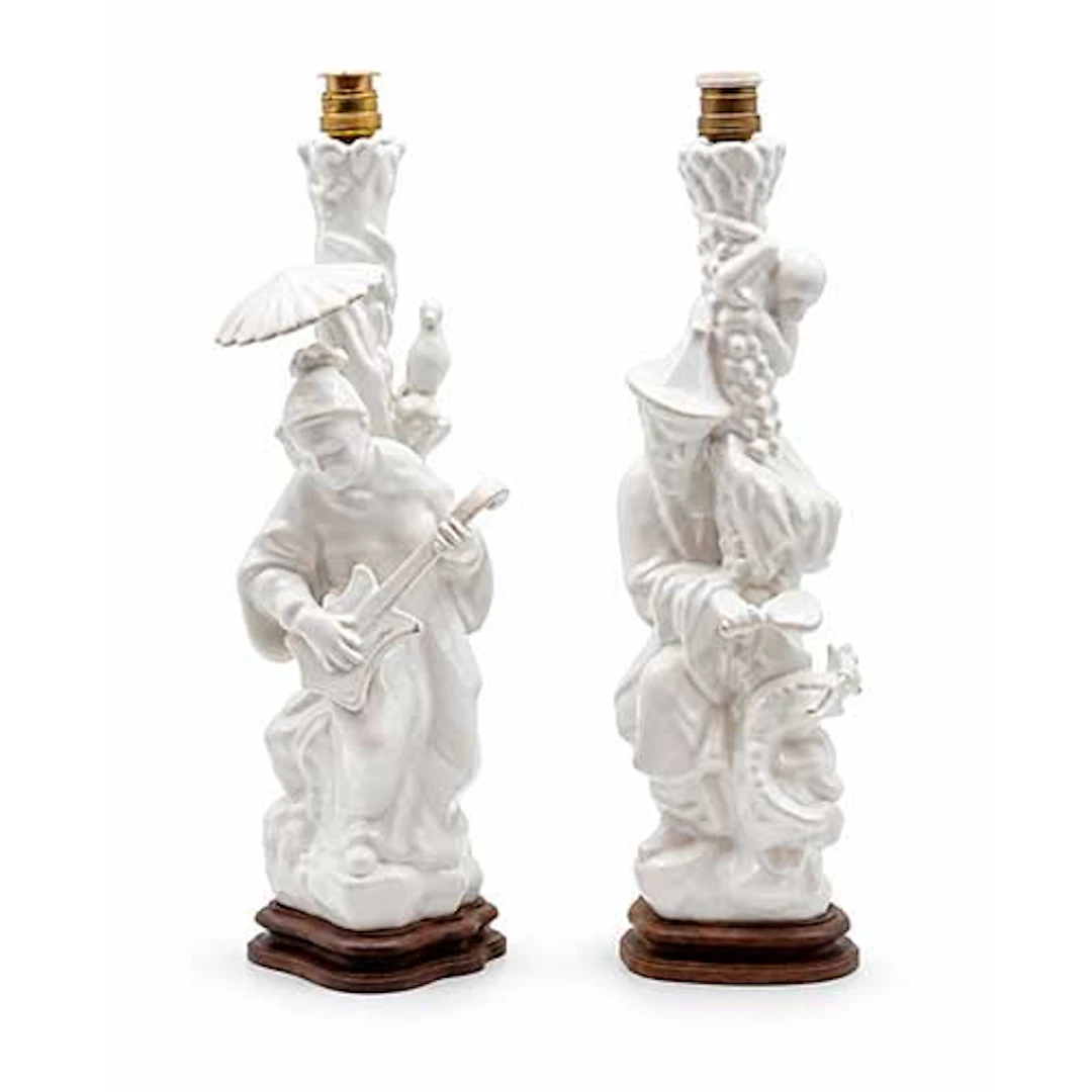 Pareja de lmparas de mesa representando temas chinescos. Cermica blanca
