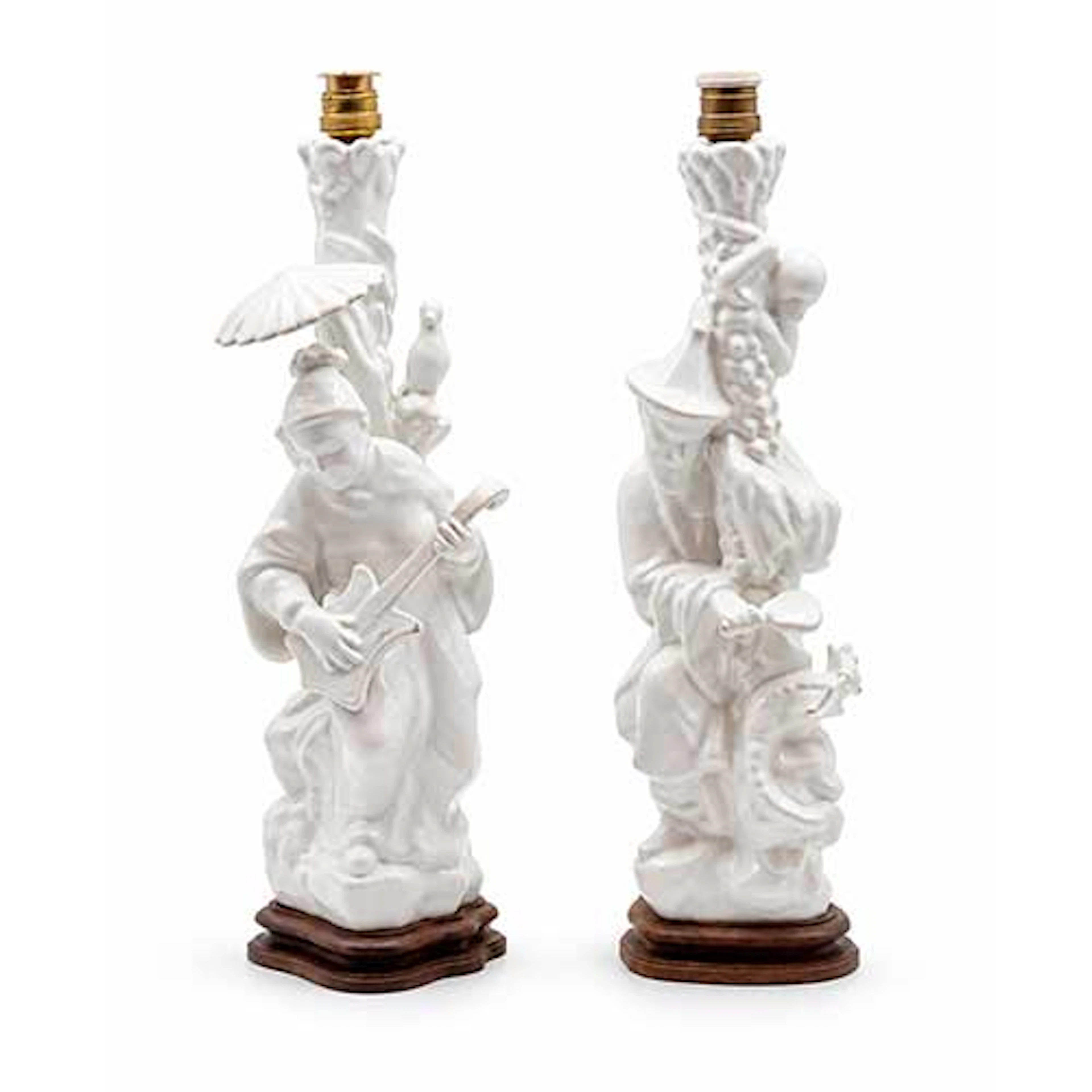Pareja de lmparas de mesa representando temas chinescos. Cermica blanca
