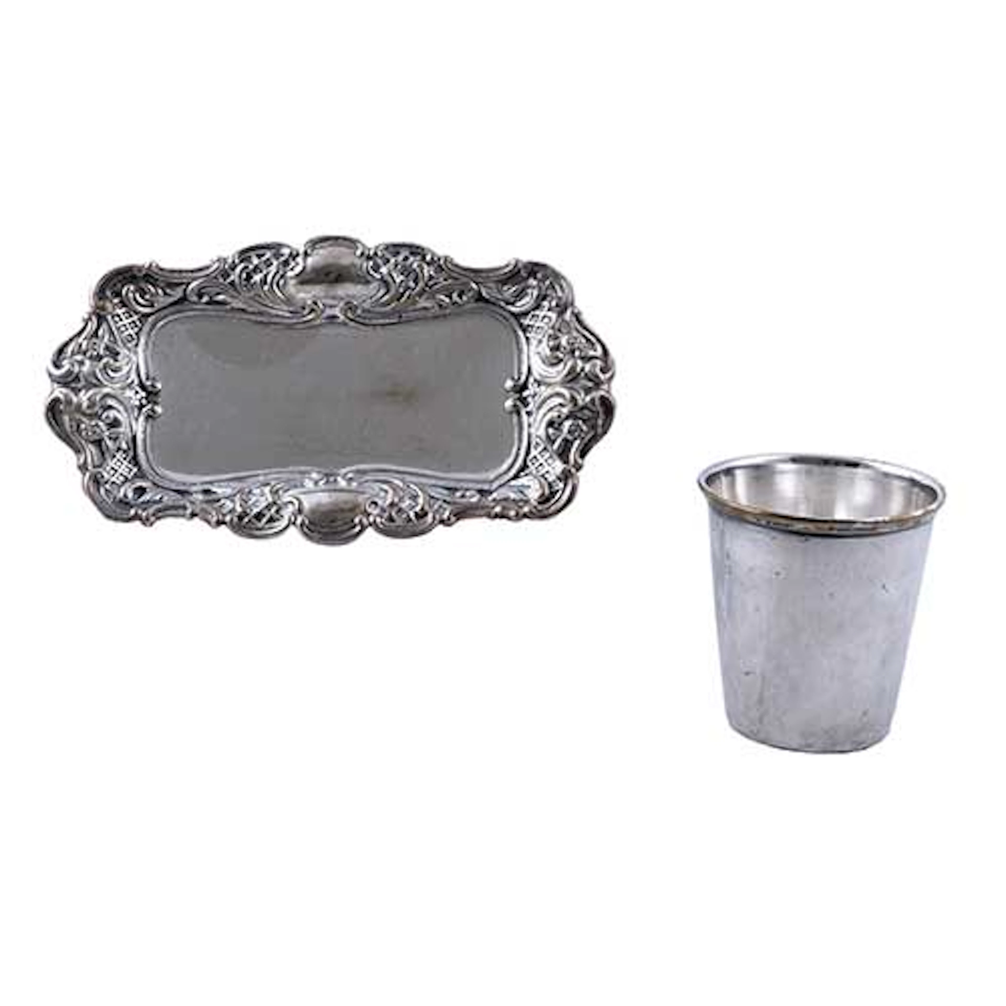 Bandejita y vaso en metal plateado