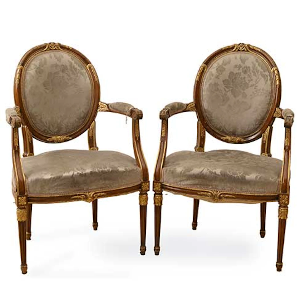 Pareja de sillones de estilo Carlos IV en madera de nogal tallada