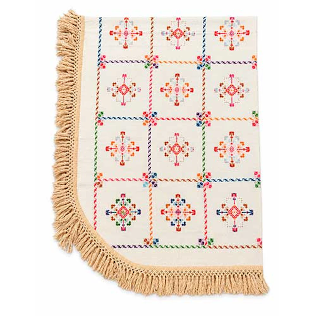 Colcha de hilo grueso con bordados de Lagartera