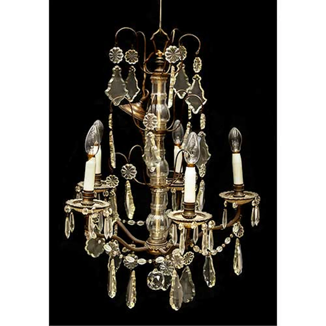 Lmpara de techo en cristal de 5 luces con cristales pinjantes.