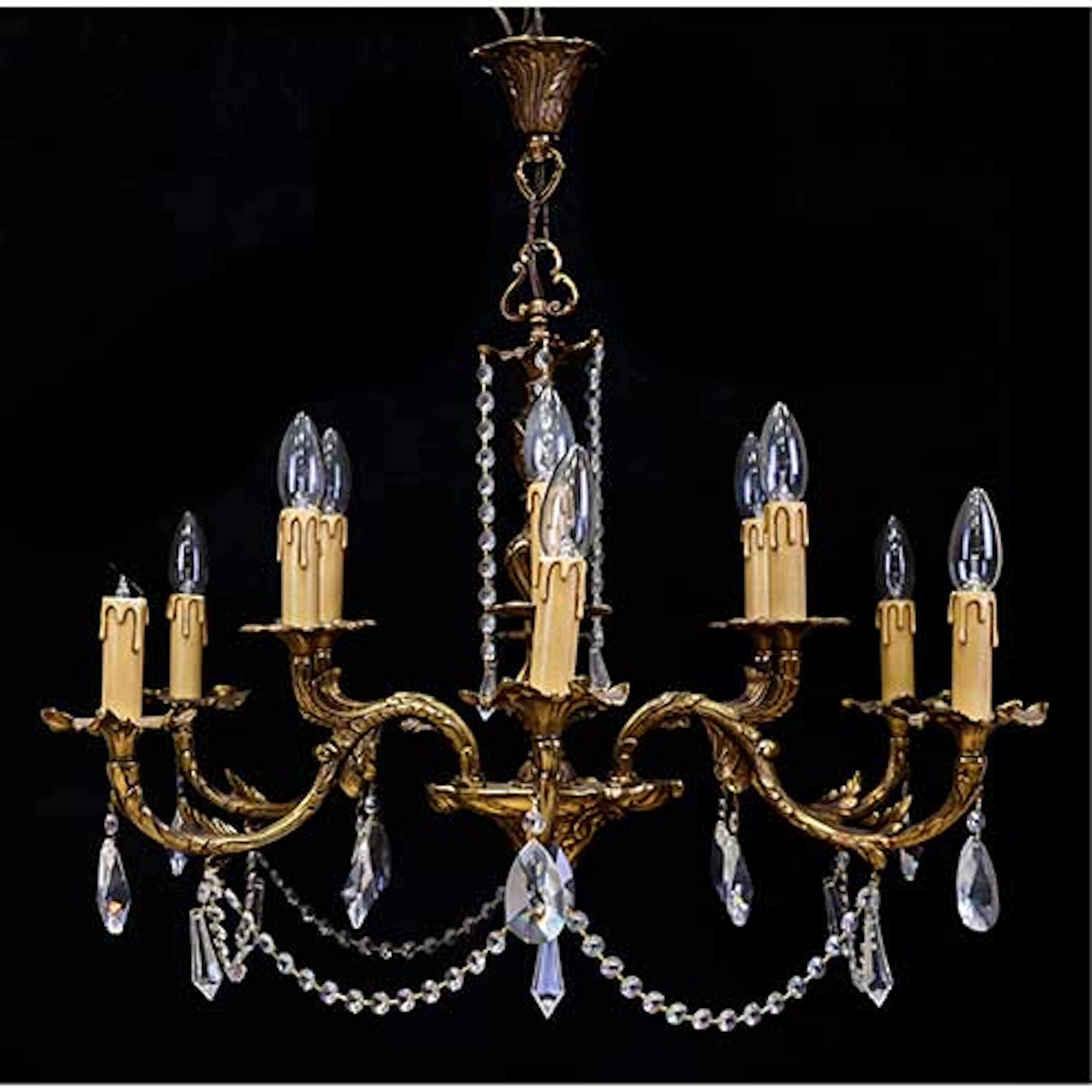 Lmpara de techo en bronce y cristal de doce luces. Con pinjantes de cristal.
