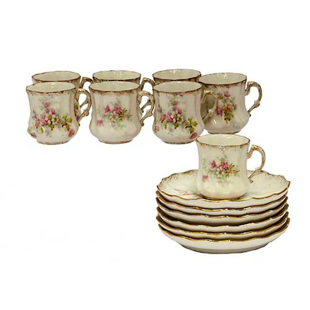 Lote de 10 tazas y 6 platos en porcelana con decoracin floral