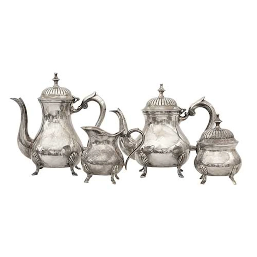 Juego de cafetera, tetera, azucarero y lechera en metal plateado.