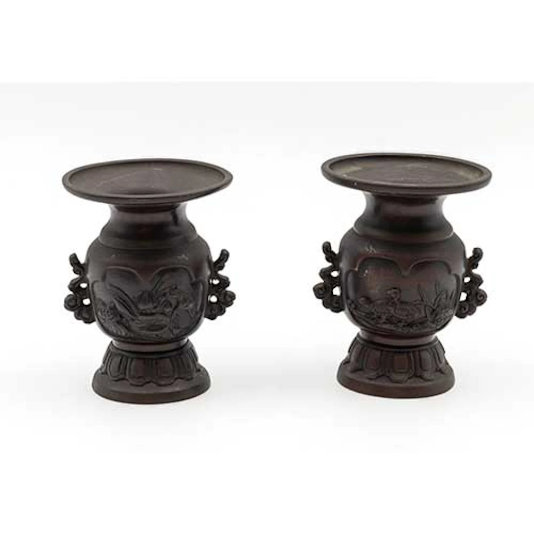 Pareja de pequeos jarrones chinos con relieves de aves en bronce patinado.